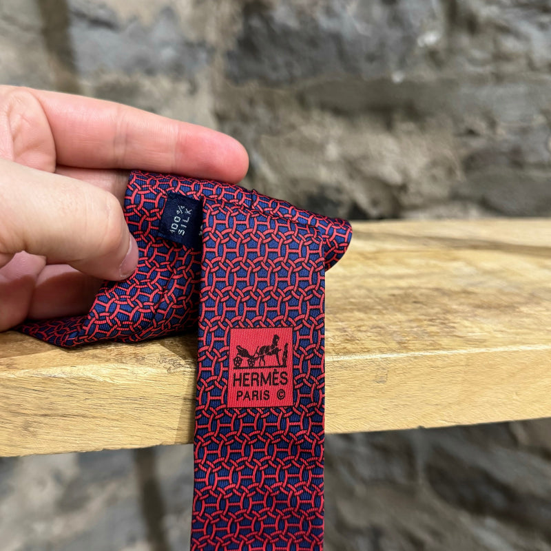 Cravate en soie bleu marine avec anneaux chaîne motif H rouges