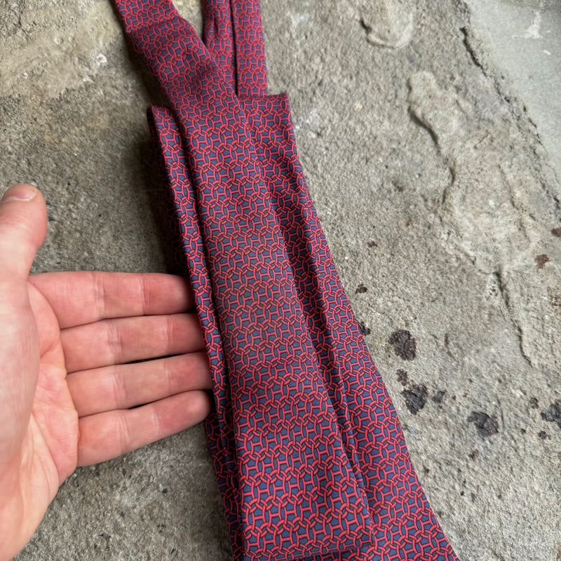Cravate en soie bleu marine avec anneaux chaîne motif H rouges