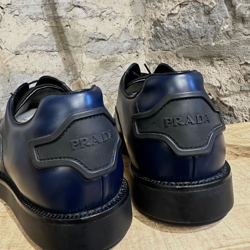 Chaussures derby à plateforme et logo à lacets bleu marine Prada