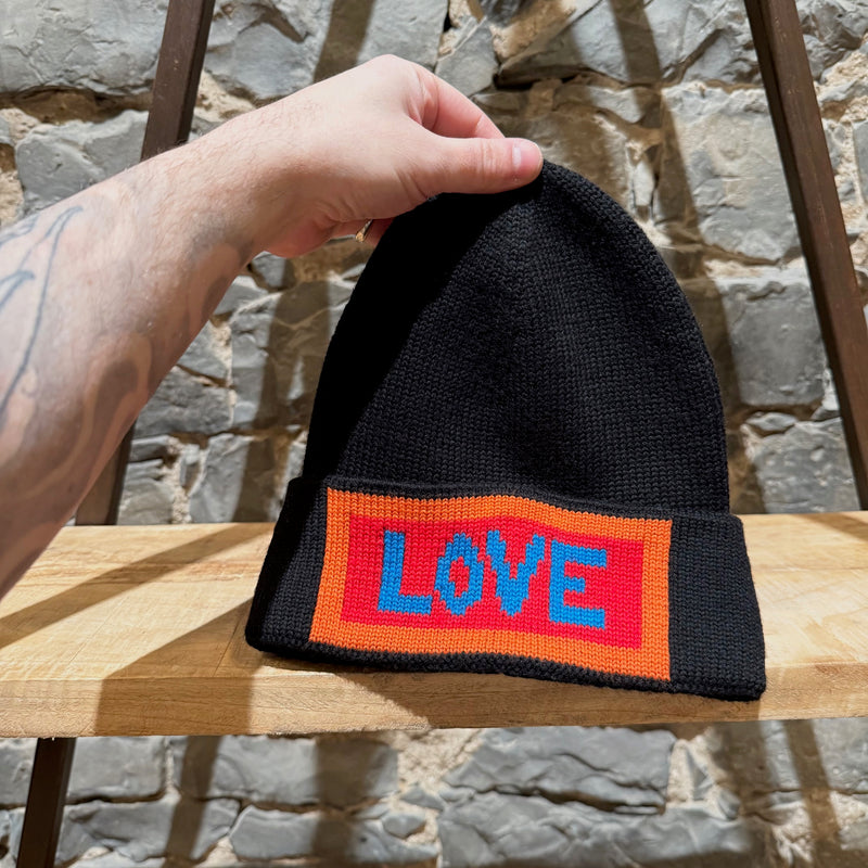 Bonnet Fendi Intersia noir « LOVE »