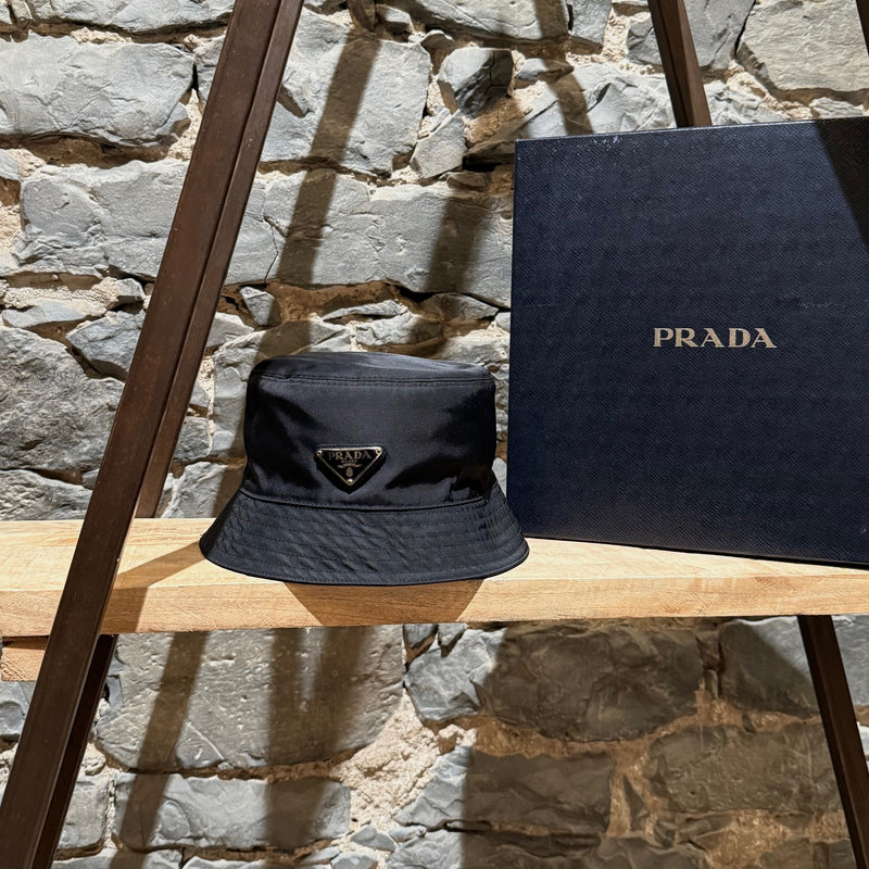 Chapeau seau Prada en nylon noir avec emblème triangulaire