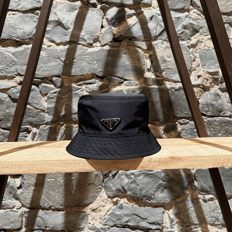 Chapeau seau Prada en nylon noir avec emblème triangulaire