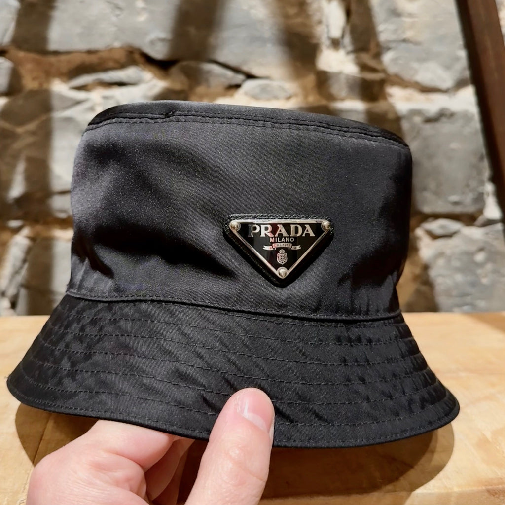 Chapeau seau Prada en nylon noir avec emblème triangulaire