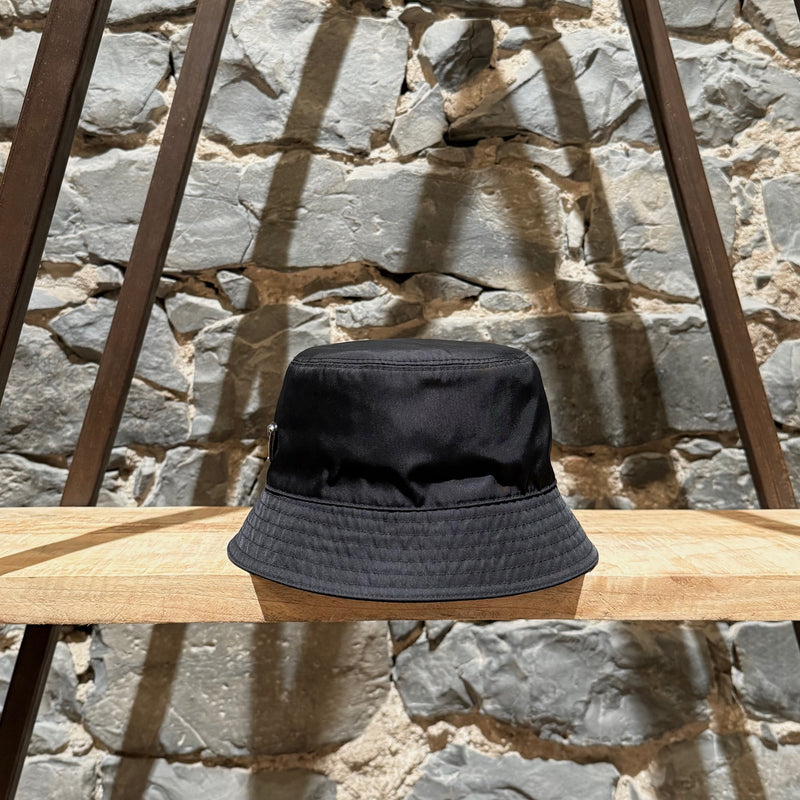 Chapeau seau Prada en nylon noir avec emblème triangulaire