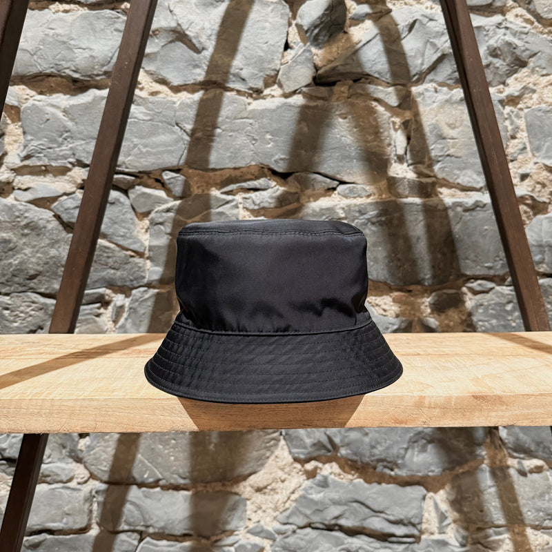 Chapeau seau Prada en nylon noir avec emblème triangulaire