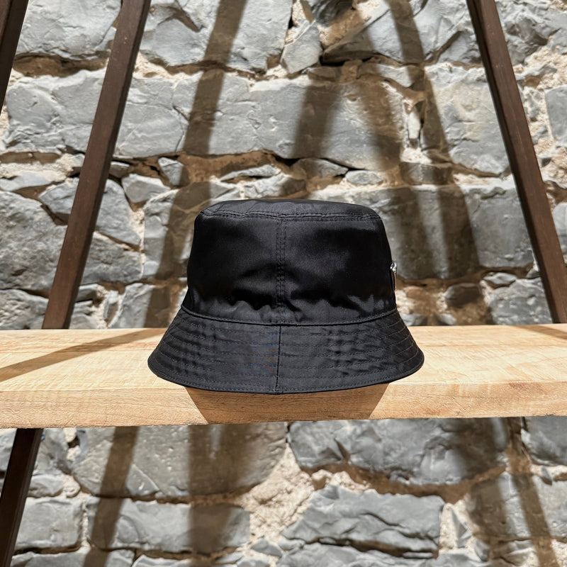 Chapeau seau Prada en nylon noir avec emblème triangulaire