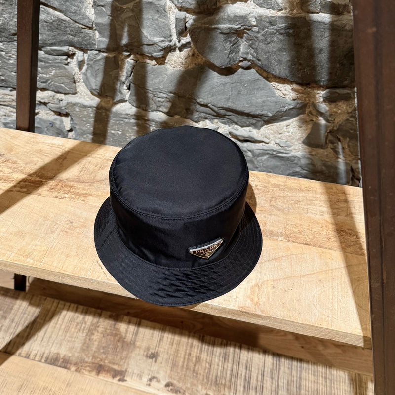 Chapeau seau Prada en nylon noir avec emblème triangulaire