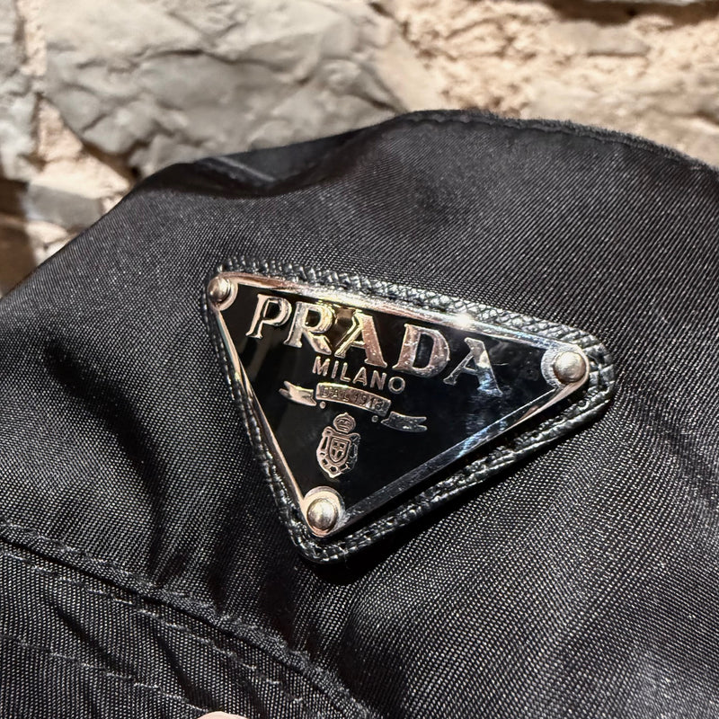 Chapeau seau Prada en nylon noir avec emblème triangulaire