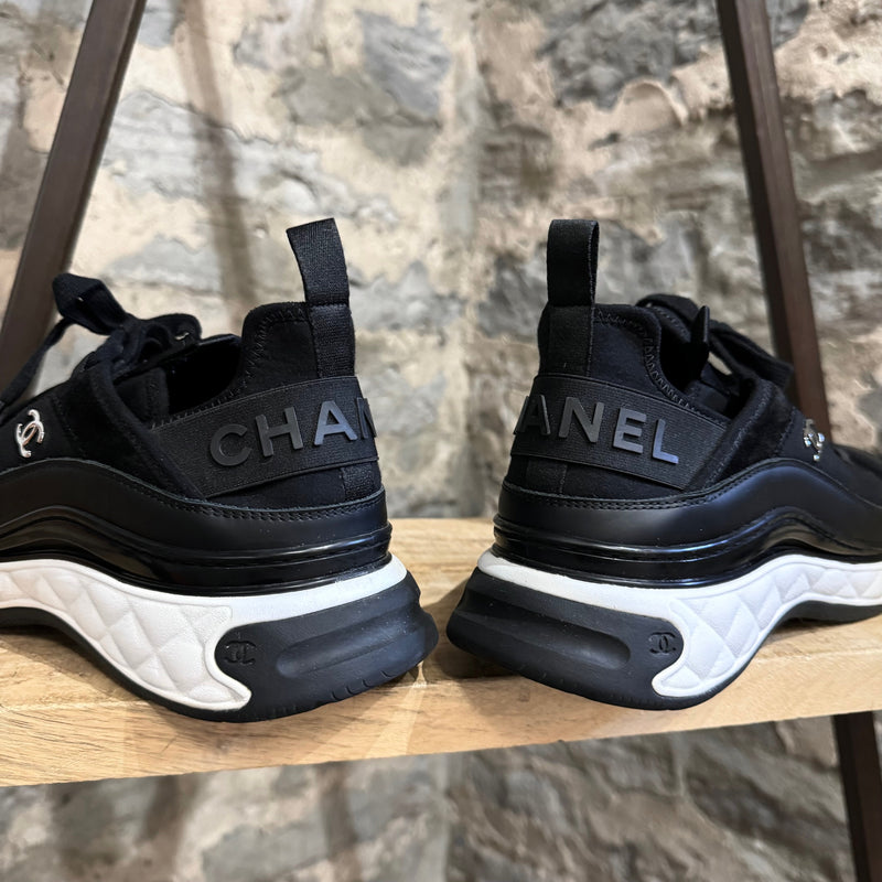 Baskets Chanel CC Trainer entrelacées en néoprène et daim noir