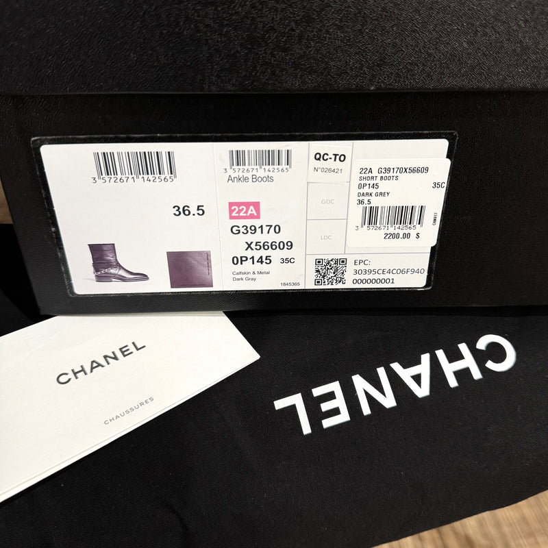 Bottes de moto courtes gris foncé CC Chanel 2022 avec accent de chaîne