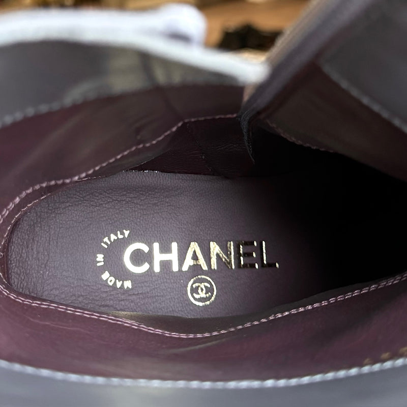 Bottes de moto courtes gris foncé CC Chanel 2022 avec accent de chaîne