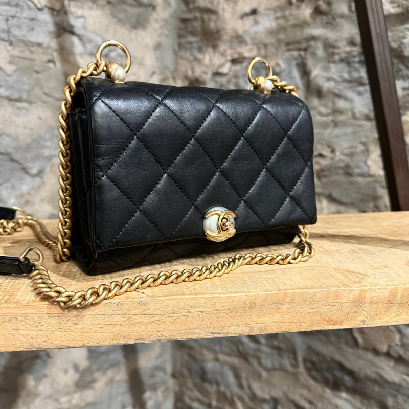 Petit sac à rabat en chaîne Chanel 2019 Accordion CC en cuir de veau noir avec perles