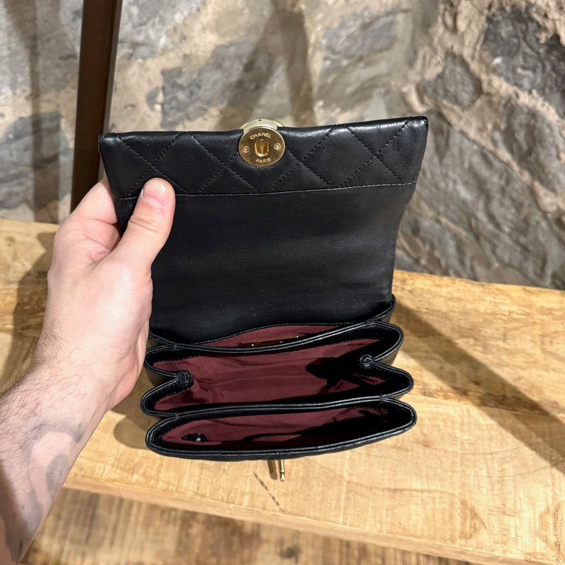 Petit sac à rabat en chaîne Chanel 2019 Accordion CC en cuir de veau noir avec perles