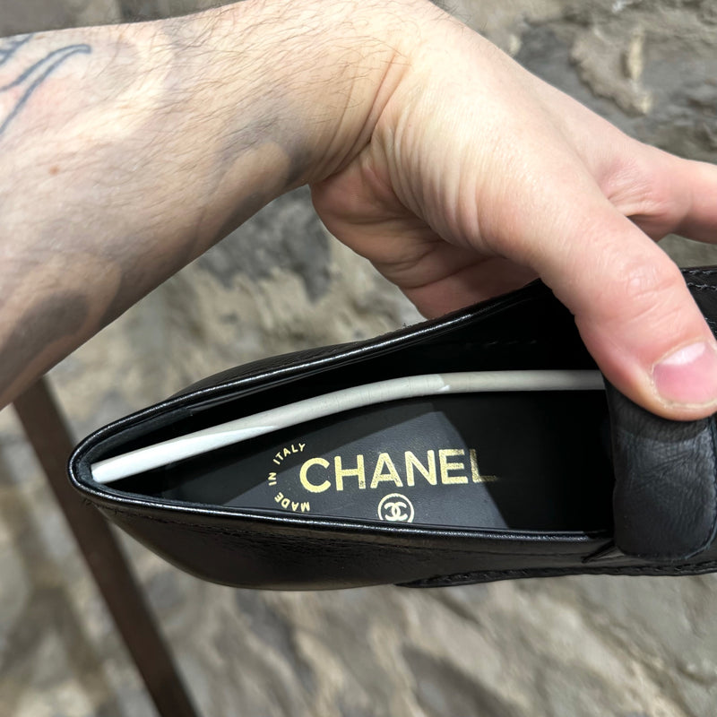 Mocassins à talons Chanel 2022 CC en cuir de veau brillant noir
