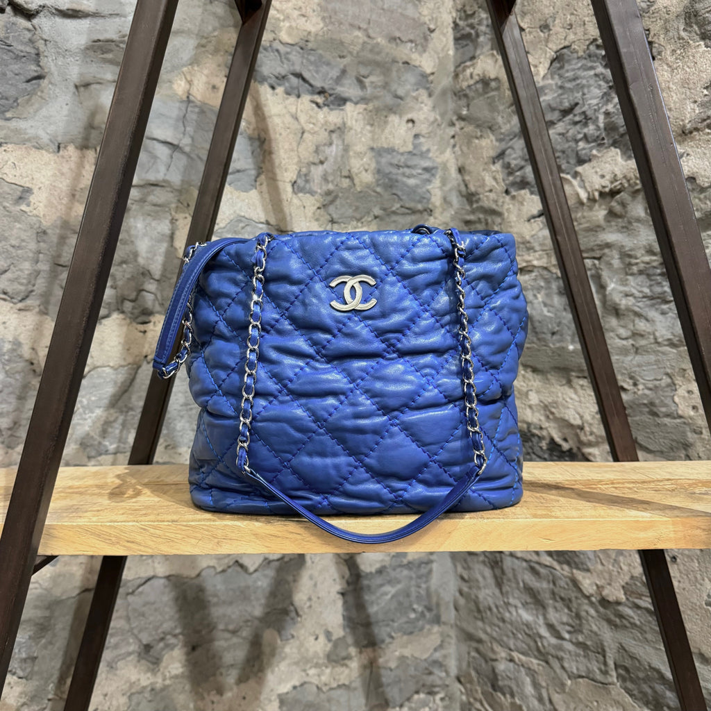Petit sac fourre-tout Chanel CC Ultimate Stitch en cuir bleu