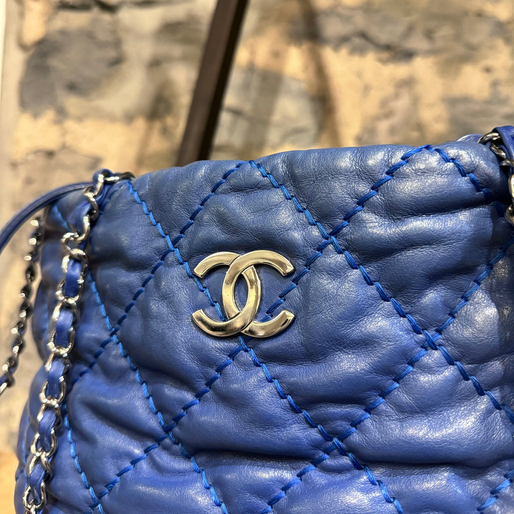 Petit sac fourre-tout Chanel CC Ultimate Stitch en cuir bleu
