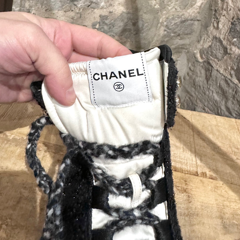Bottes épaisses Chanel 2022 CC Coco Neige en tweed noir