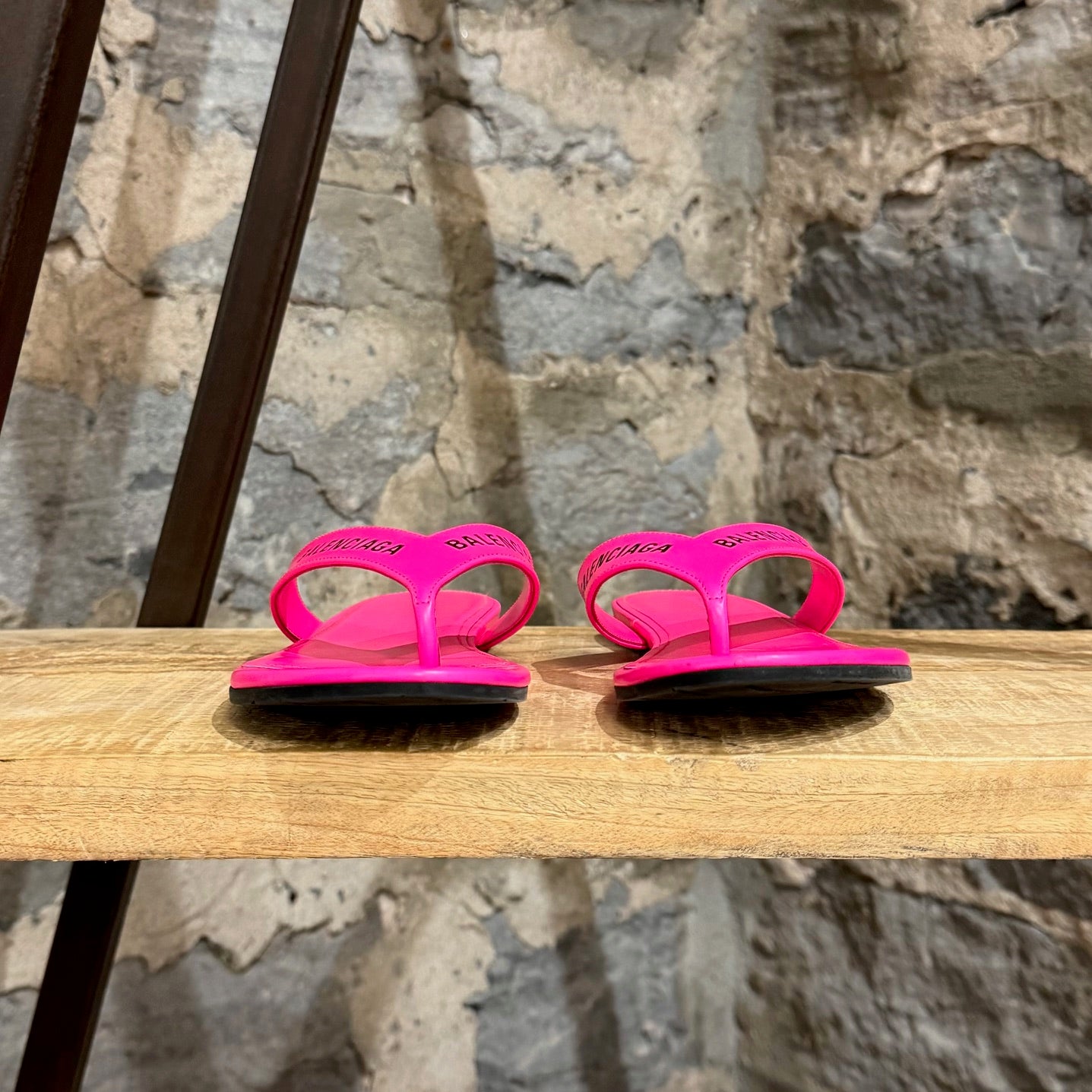 BALENCIAGA ロゴプレート ミュール ピンク Balenciaga Neon Pink Leather Logo Thong Sandals – Boutique LUC.S