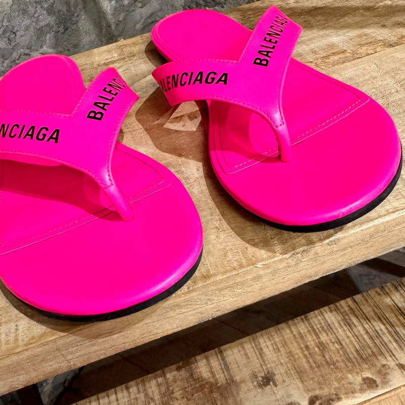 Sandales tongs à logo en cuir rose fluo Balenciaga