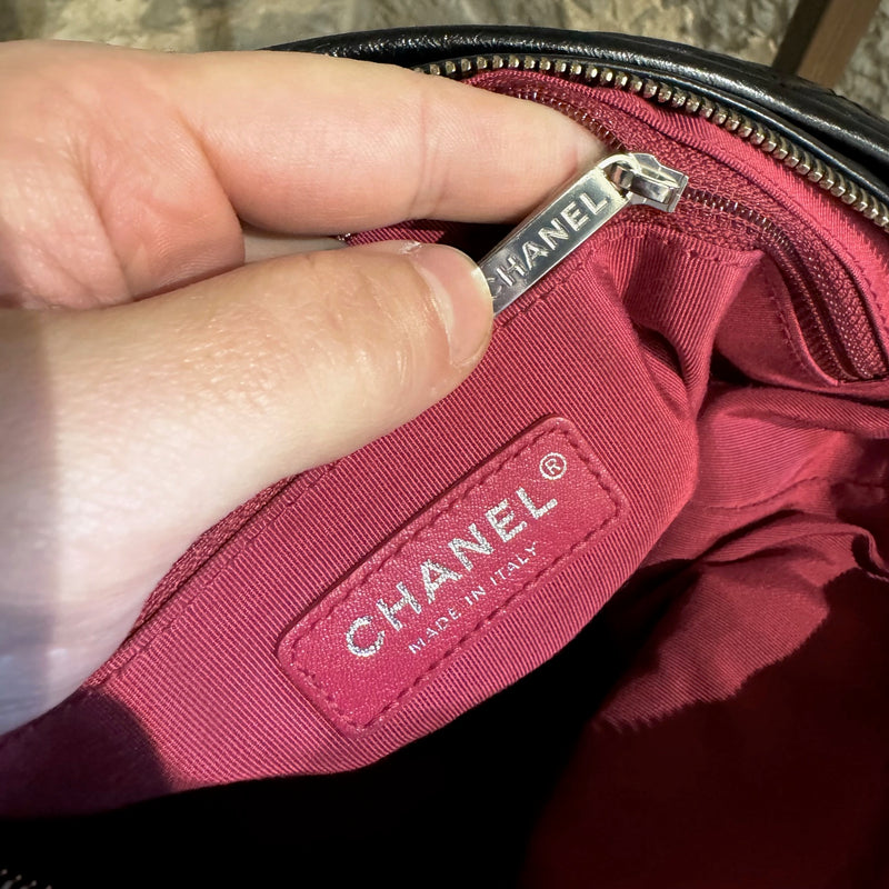 Grand sac hobo Chanel Gabrielle matelassé en cuir d'agneau vieilli noir