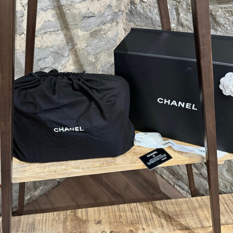 Grand sac hobo Chanel Gabrielle matelassé en cuir d'agneau vieilli noir