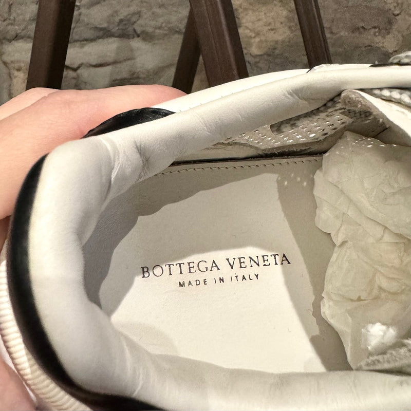 Baskets à lacets avec logo en maille blanche Bottega Veneta