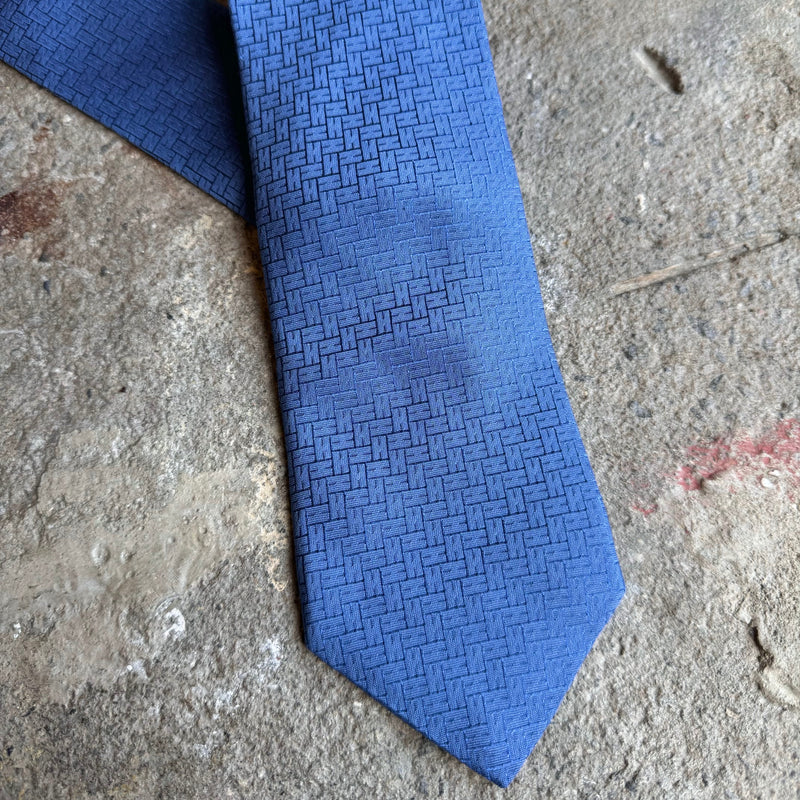 Cravate en soie Hermès bleue ton sur ton H