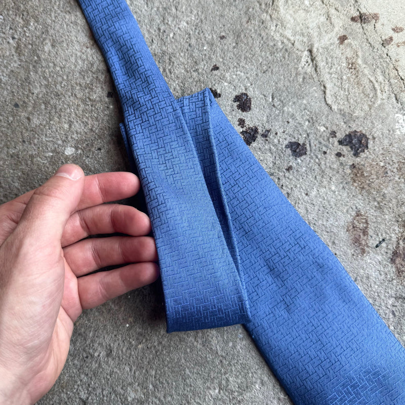 Cravate en soie Hermès bleue ton sur ton H