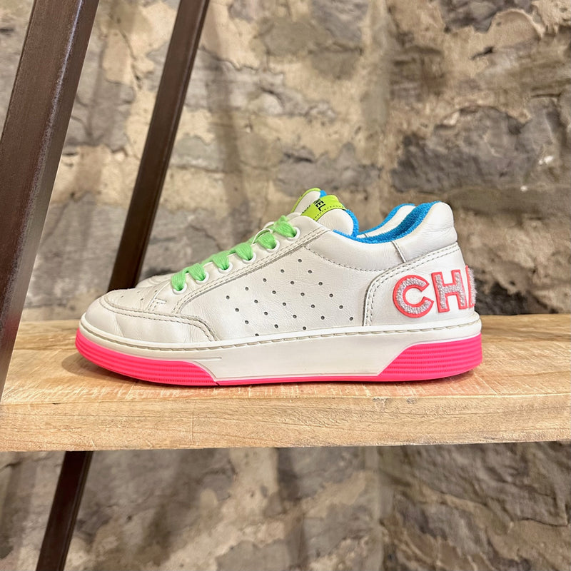 Baskets basses blanches rose fluo Chanel 2020 avec logo brodé