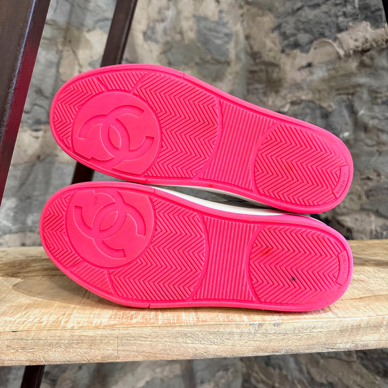 Baskets basses blanches rose fluo Chanel 2020 avec logo brodé