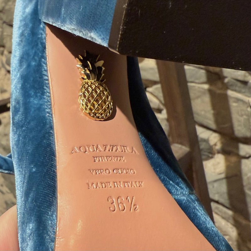 Escarpins Mary Jane Sandy de Aquazzura en velours bleu avec détails en nœuds