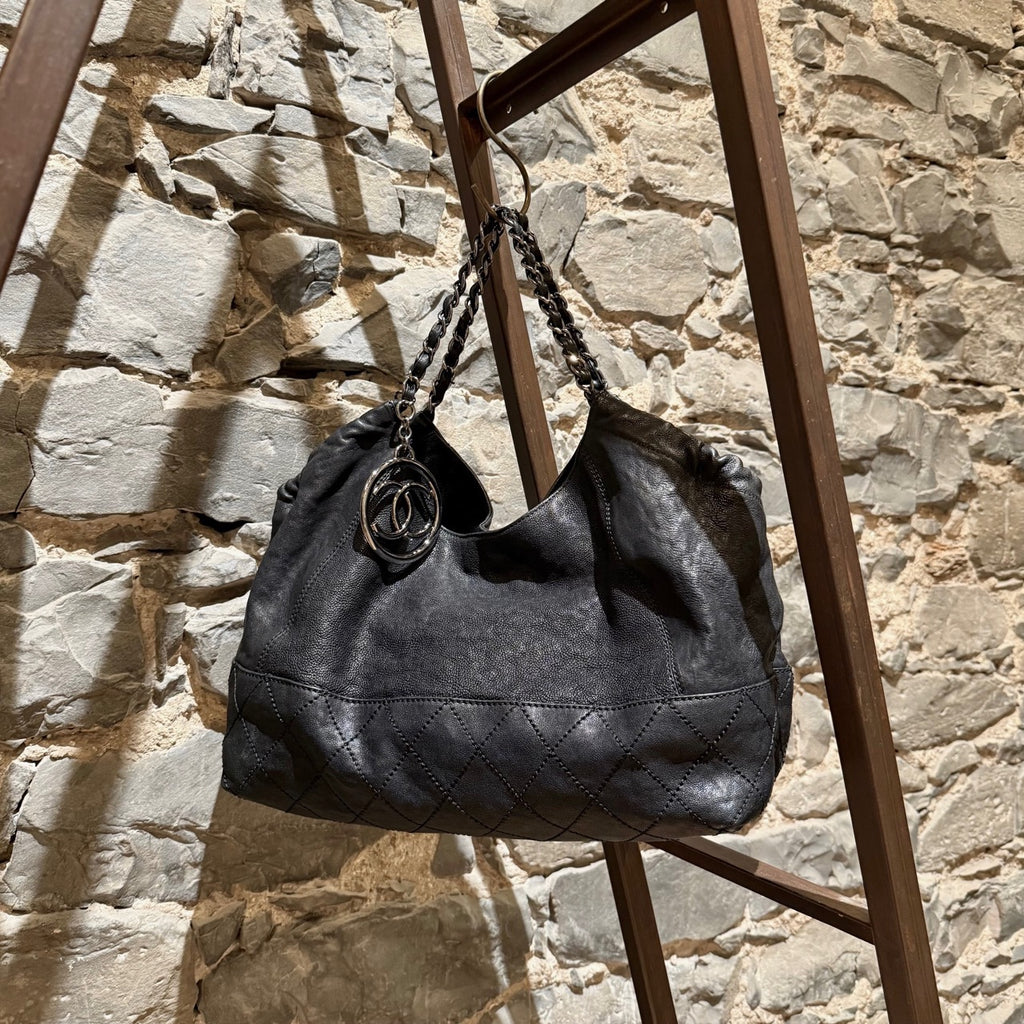 Sac Chanel matelassé 2006-2008 Coco Cabas en cuir noir avec breloque CC