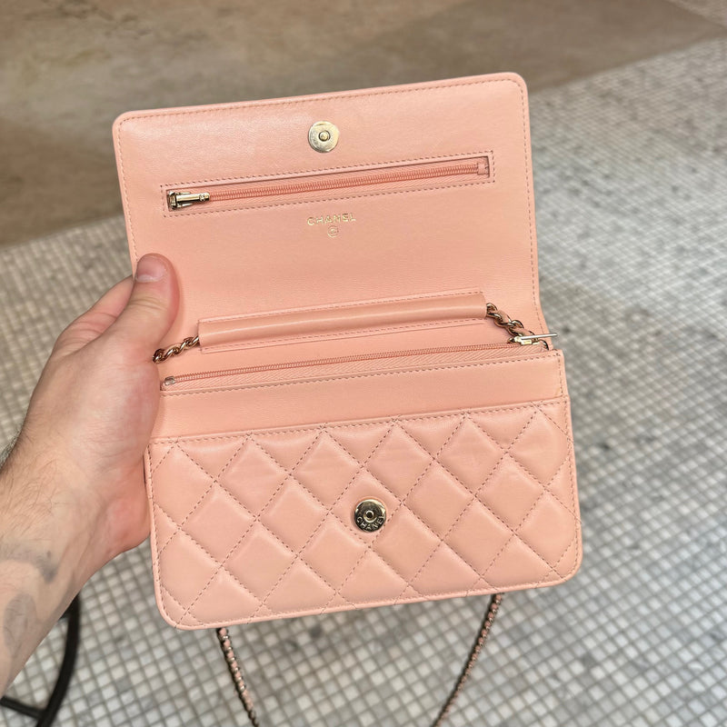 Closure of Chanel 2021 Pink Lambskin Quilted CC Classic Wallet On Chain