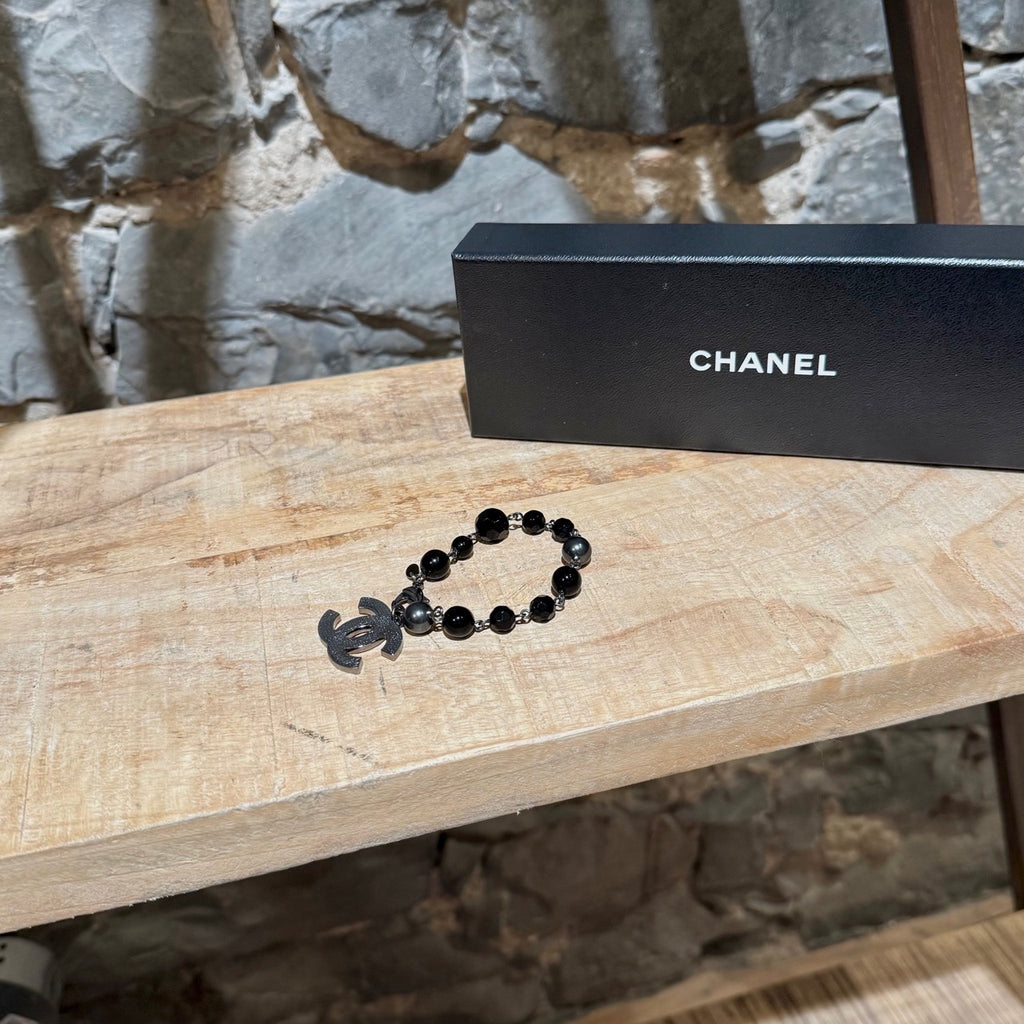 Bracelet Chanel A13 noir en perles avec breloque CC