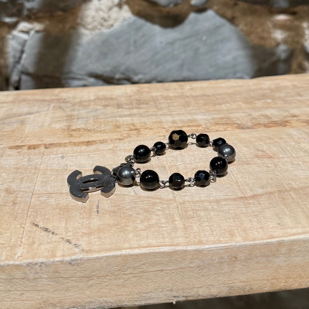 Bracelet Chanel A13 noir en perles avec breloque CC