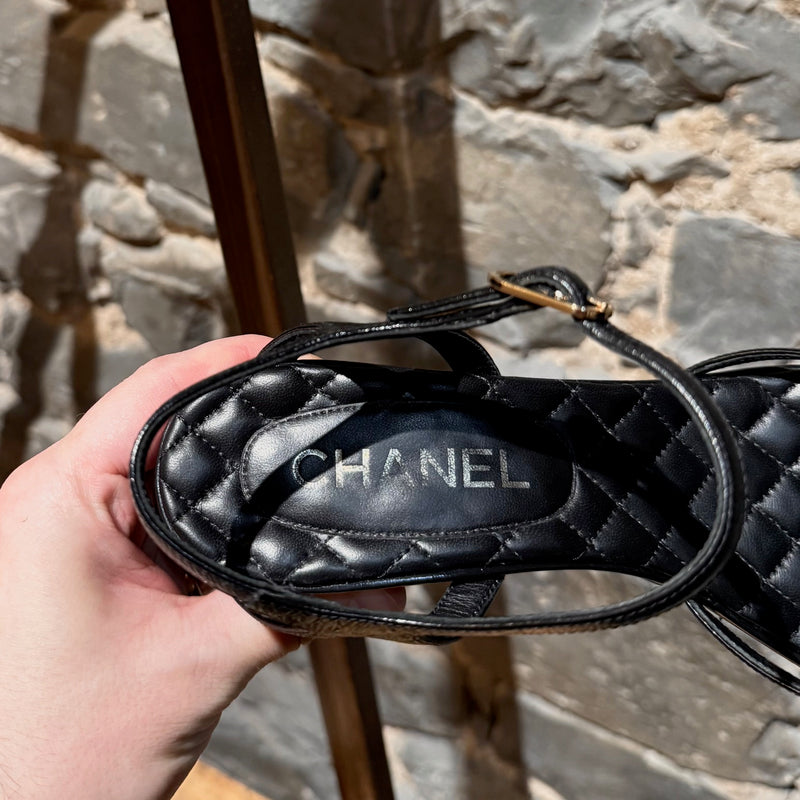 Branded insole of Chanel Black Crumpled Leather Chain Accent Quilted Wedge Sandals