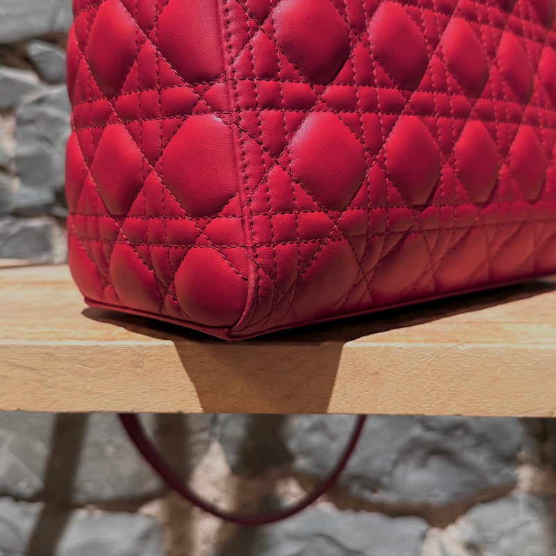 Bottom corner of Dior 2022 Fuchsia Pink Lambskin Cannage Medium Lady Dior Handbag