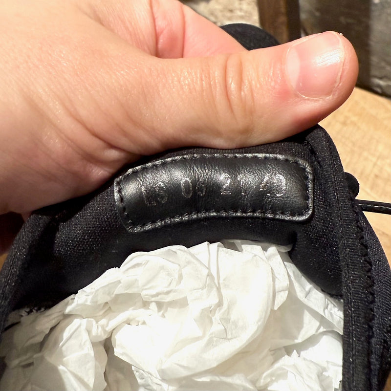 Size patch of Dior B25 Black Mesh Logo Sneakers