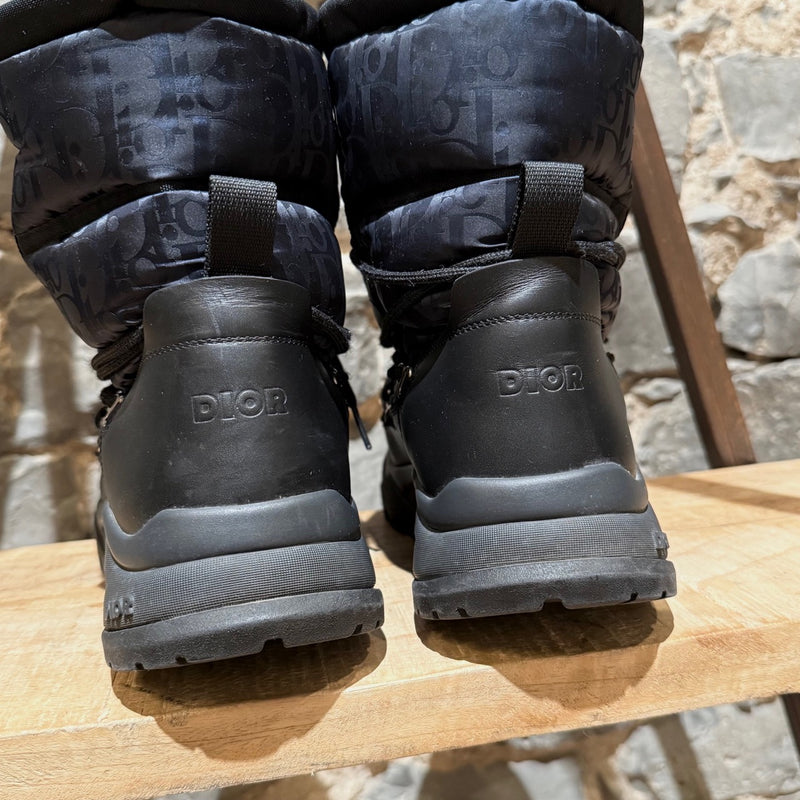 Back close up of Dior Navy Blue Oblique Snow Boots