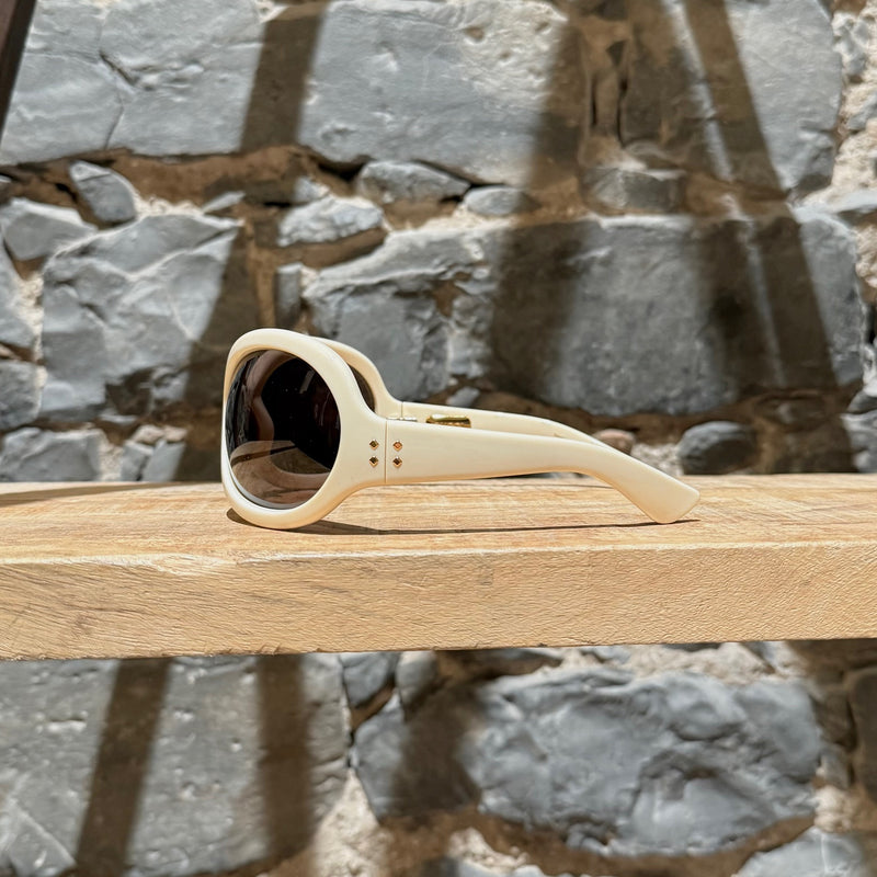 A side view of Gucci 1381 Beige Shield Frame Injection Sunglasses