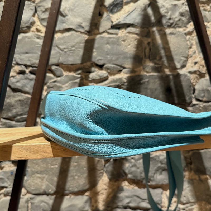 Bottom corners of Hermès 2015 Bleu Atoll Clemence Evelyne III Crossbody Bag