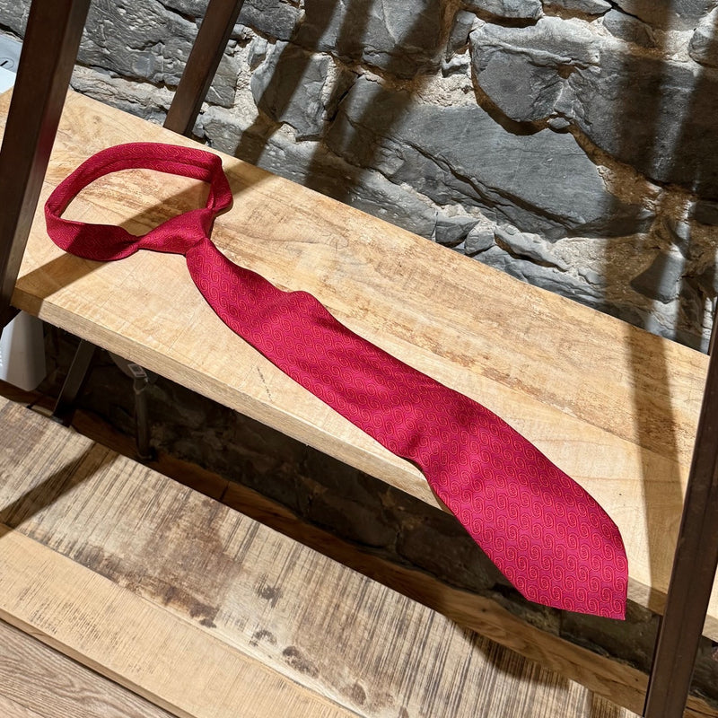 Main photo of Hermès Chaine D'Ancre Pattern Raspberry Red Tonal Silk Tie