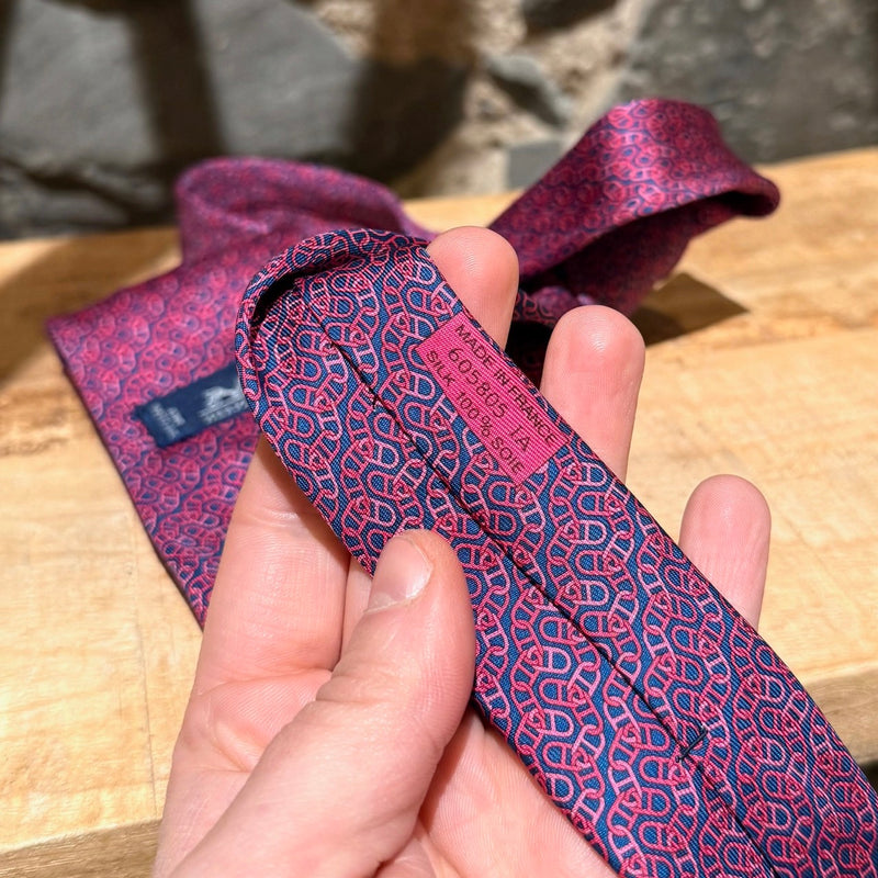 Origin and material label of Hermès Pink Chaine D'Ancre Pattern Navy Silk Tie