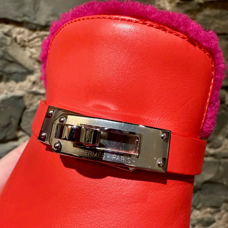 Kelly buckle closure of Hermès Red Leather Fuschia Shearling Carlotta Clogs