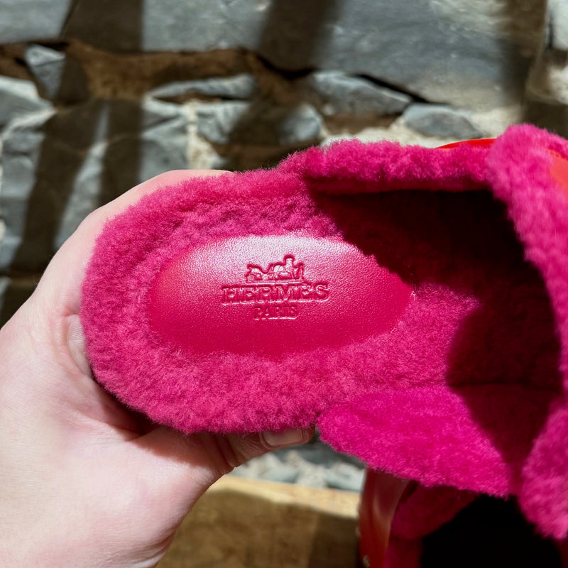 Brand patch of Hermès Red Leather Fuschia Shearling Carlotta Clogs