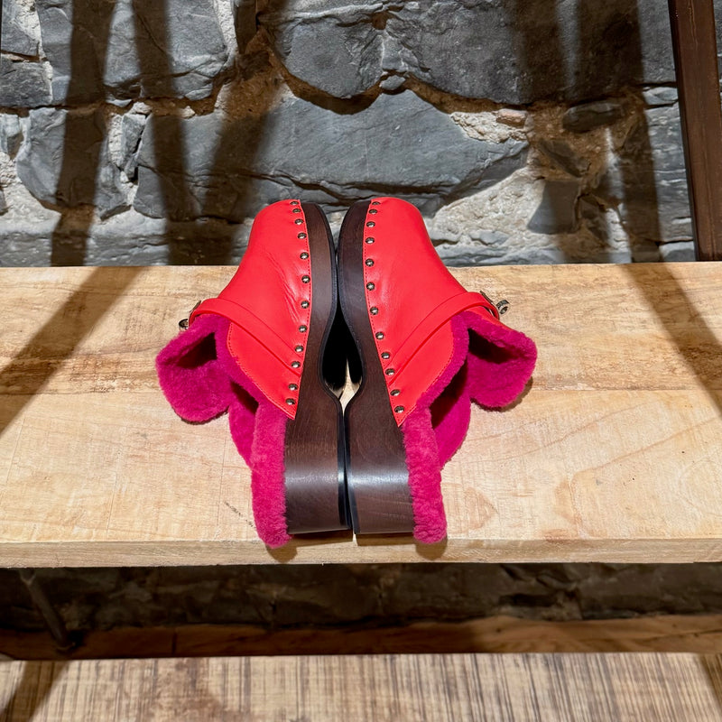 Side-by-side Hermès Red Leather Fuschia Shearling Carlotta Clogs