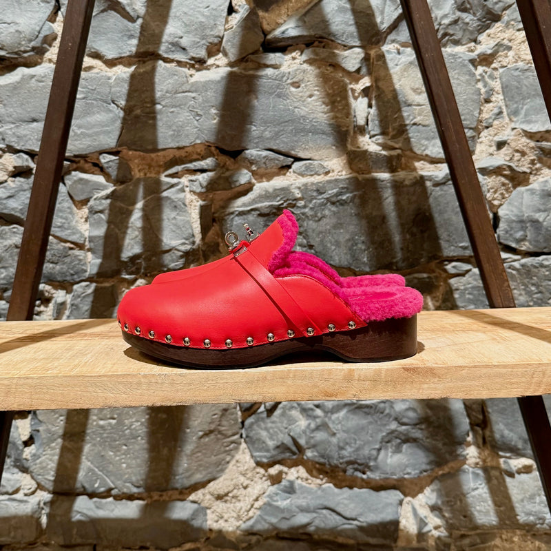 One side of Hermès Red Leather Fuschia Shearling Carlotta Clogs