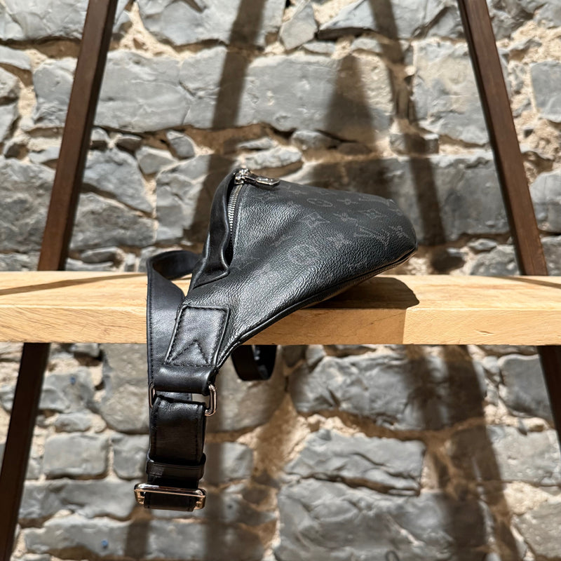 Louis Vuitton 2020 Black Eclipse Monogram Discovery Bumbag