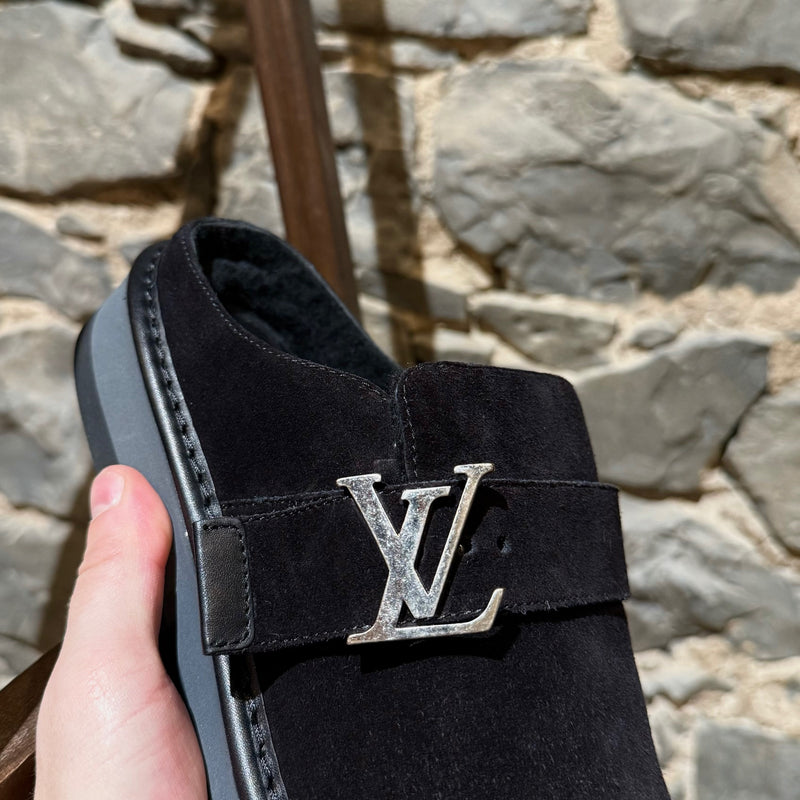 Mules Louis Vuitton en suède noir et doublure en peau de mouton