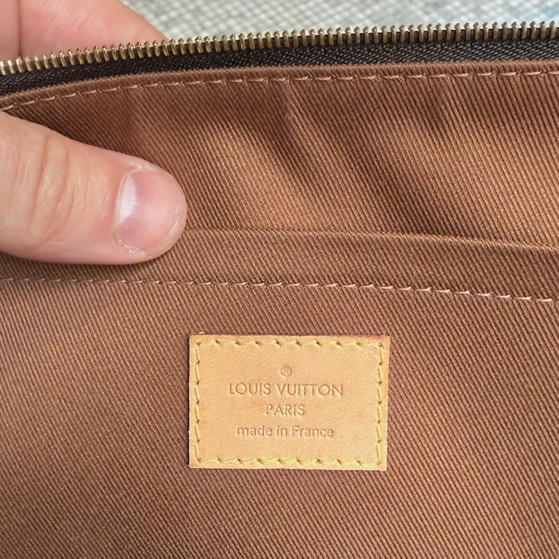 Brand patch of Louis Vuitton Etui Voyage Brown Monogram GM Pouch